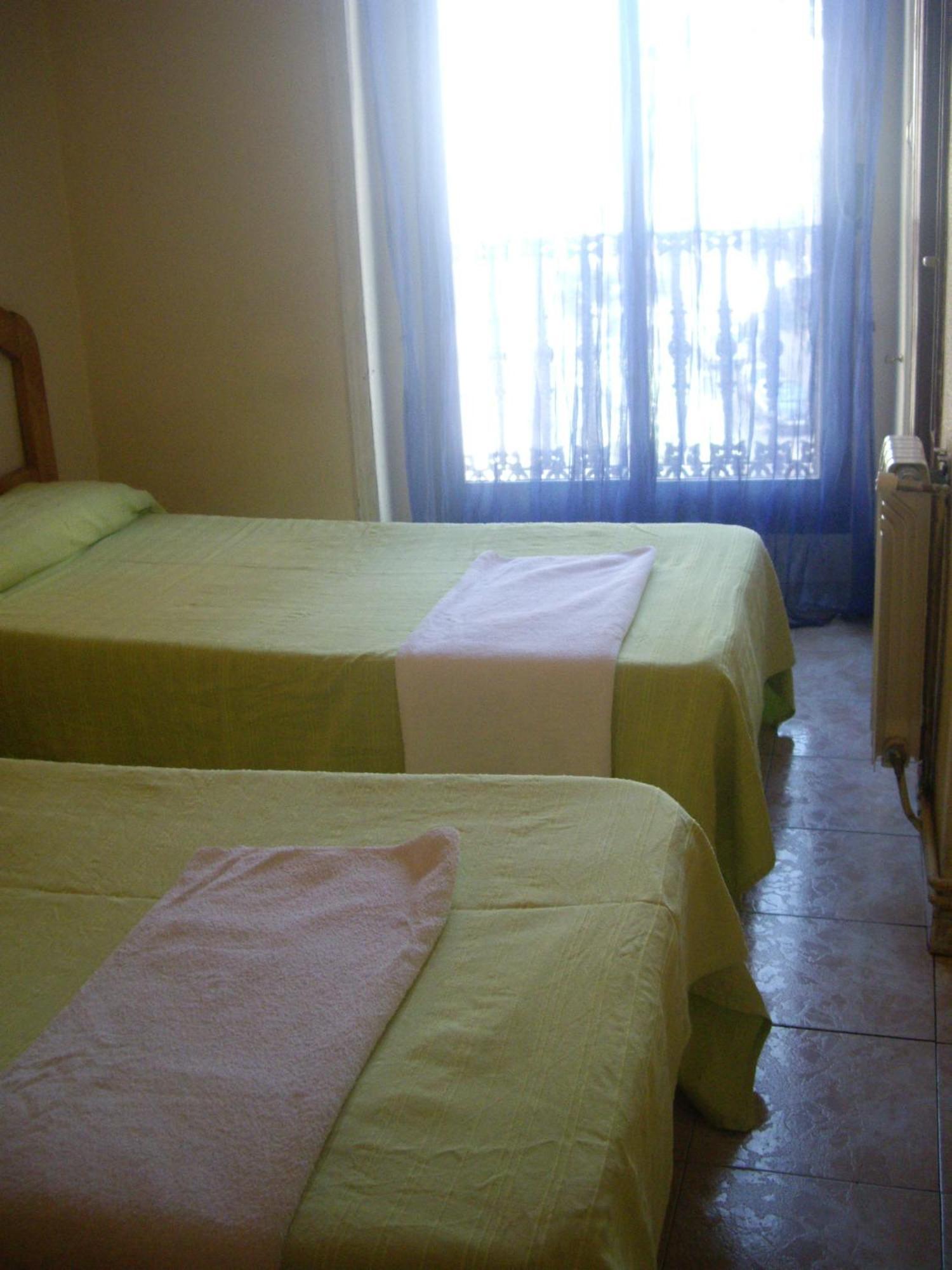 Hostal Pacios Madrid Exteriör bild